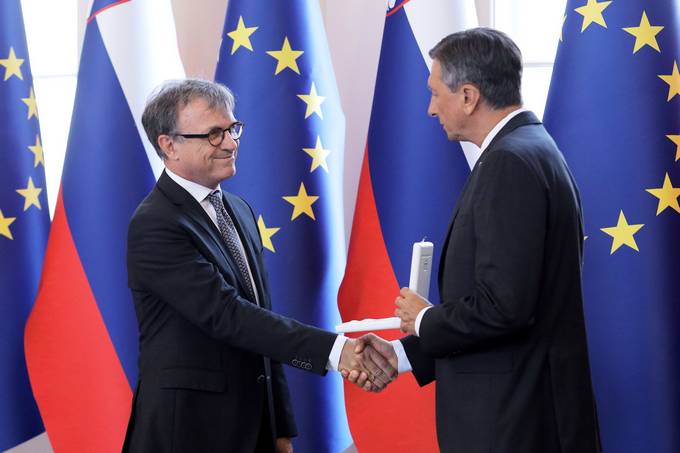 Predsednik Pahor vroil srebrni red za zasluge Drutvu matematikov, fizikov in astronomov Slovenije