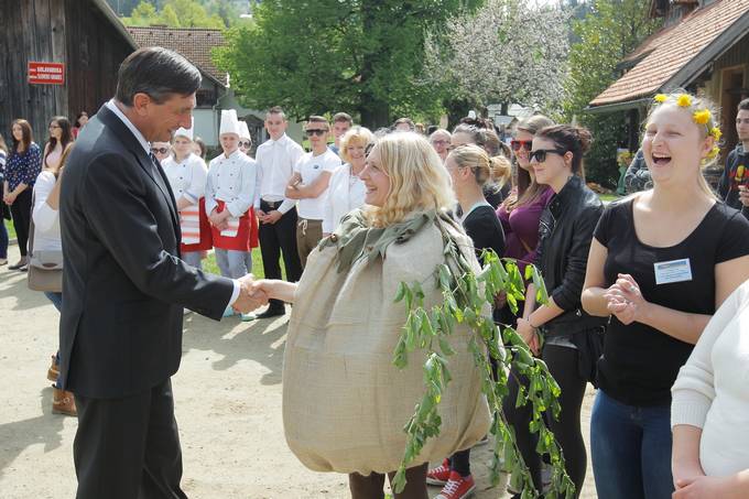 Predsednik Pahor se je udeleil predstavitve projekta "Kmetija kot podjetje" Srednje ole Slovenj Gradec in Muta in ob tem zbrane dijake tudi nagovoril