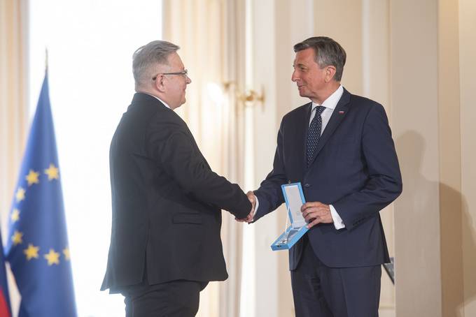 Predsednik Republike Slovenije Borut Pahor je danes na posebni slovesnosti v Predsedniki palai vroil dravna odlikovanja