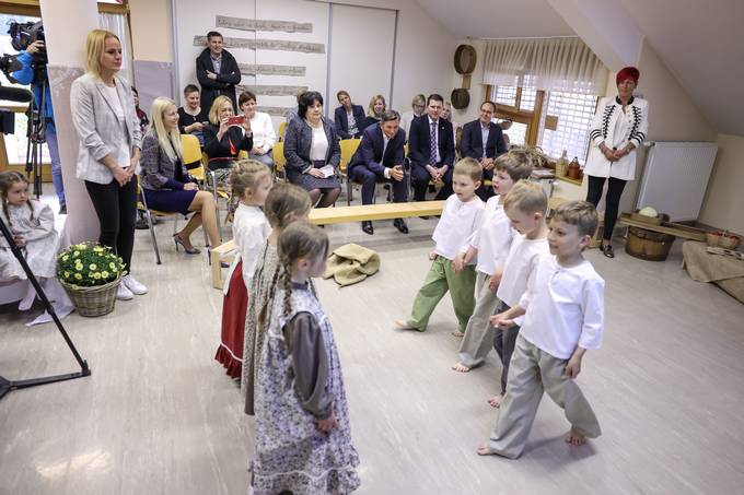 Predsednik Pahor v Kamniku z malki iz vrtca Antona Medveda o odgovornem ravnanju s hrano
