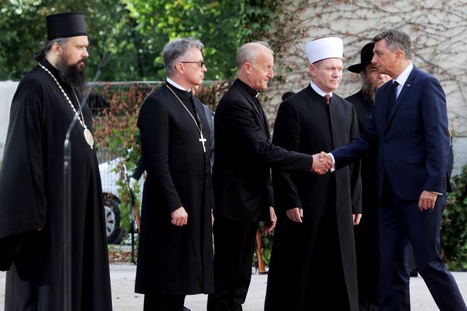 Predsednik Pahor ob evropskem dnevu spomina na rtve vseh totalitarnih in avtoritarnih reimov k Spomeniku vsem rtvam vojn in z vojnami povezanim rtvam poloil venec