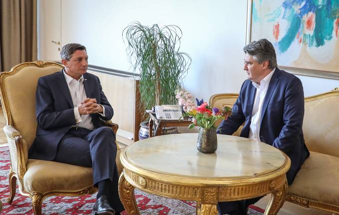 Predsednik Pahor se je na povabilo predsednika Republike Hrvake Milanovia danes popoldan mudil na delovnem obisku v Zagrebu