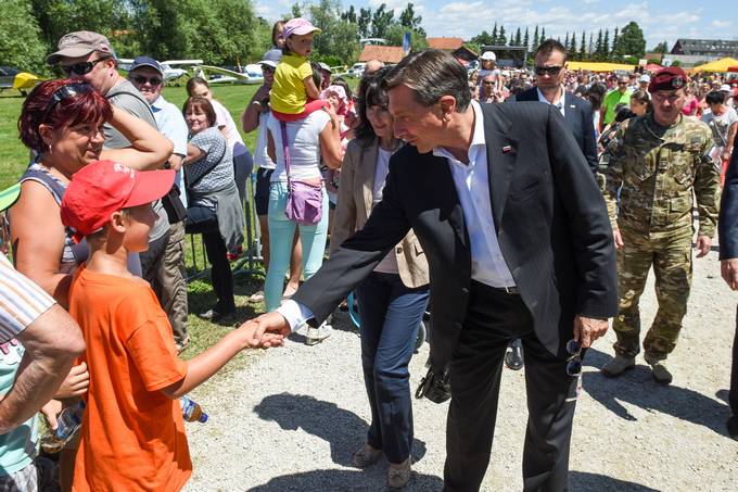 Predsednik republike in gospa Tanja Pear na letalski prireditvi v Podpei
