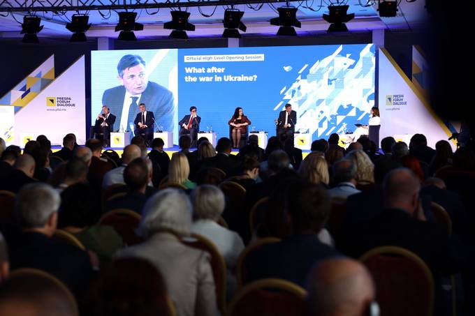 Predsednik republike Borut Pahor na Prespanskem forumu za dialog v lui posledic vojne v Ukrajini pozval k nujnosti iritvenega procesa EU na Zahodni Balkan