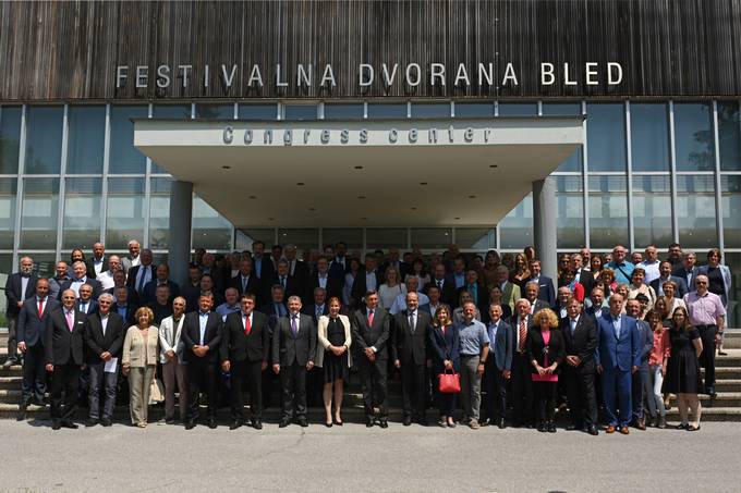 Predsednik Pahor ob 30-letnici vroil Zahvalo Skupnosti obin Slovenije in izrazil hvalenost za njihovo neprecenljivo delo v lokalni skupnosti