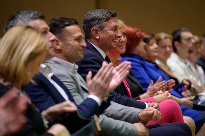 Predsednik Pahor v Novi Gorici na prireditvi ob mednarodnih dnevih babic in medicinskih sester: »Zdravstvenega sistema ni brez vae strokovnosti in vae lovenosti«