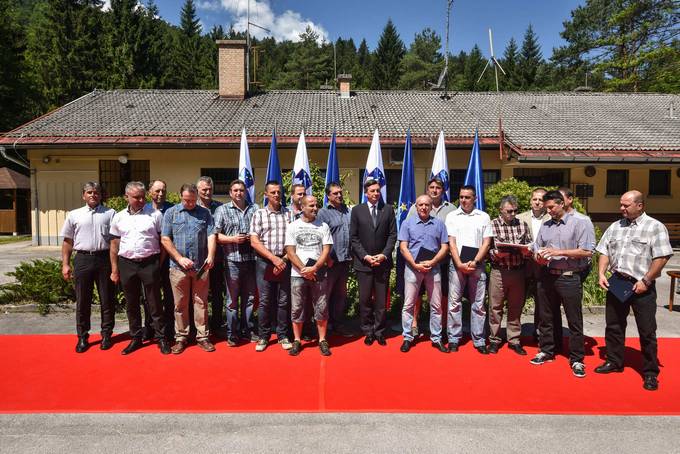 Predsednik republike na posebni slovesnosti v Podstrmcu pri Borovnici vroil dravno odlikovanje astni znak svobode Republike Slovenije za izjemne zasluge pri obrambi svobode in uveljavljanju suverenosti Republike Slovenije