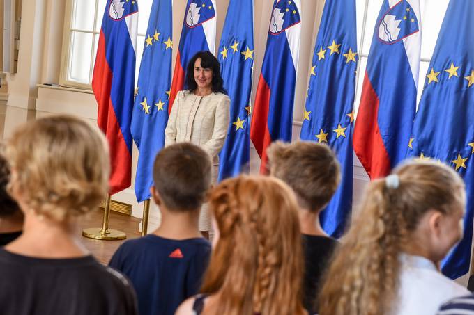 Obiskovalce dneva odprtih vrat je v imenu predsednika republike, ki je na delovnem obisku v tujini, pozdravila gospa Tanja Pear