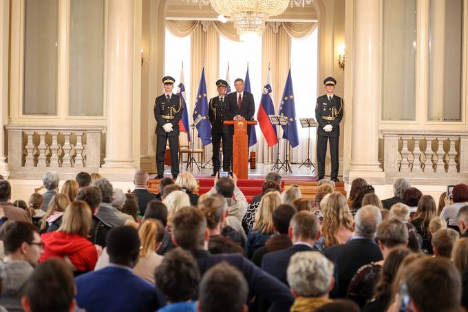 V poastitev dravnega praznika dneva upora proti okupatorju dan odprtih vrat v Predsedniki palai