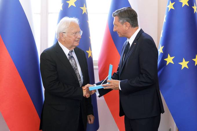 Predsednik republike Borut Pahor je na posebni slovesnosti vroil dravno odlikovanje red za zasluge dr. Janezu Gabrijeliu