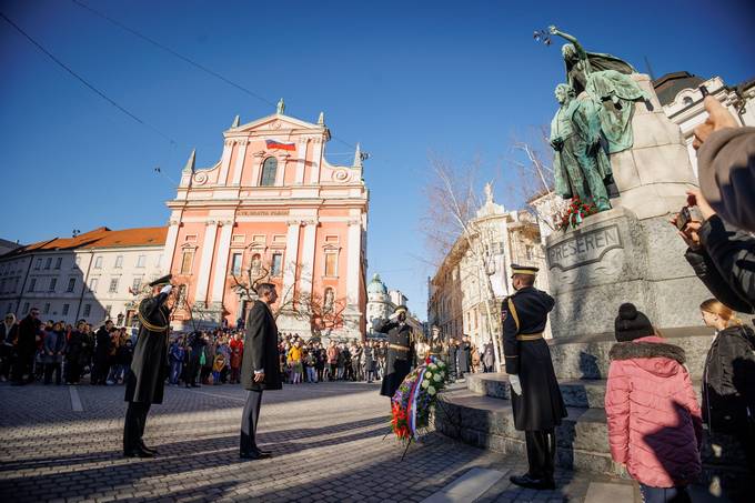 Predsednik Pahor je ob slovenskem kulturnem prazniku poloil venec pred Preernovim spomenikom v Ljubljani
