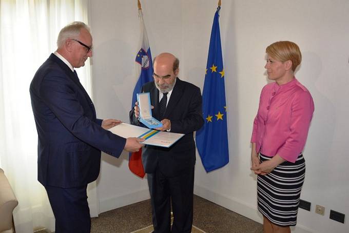 Odlikovanje generalnemu direktorju Organizacije zdruenih narodov za prehrano in kmetijstvo da Silvi za neprecenljiv prispevek k svetovni prepoznavnosti pomena ebel