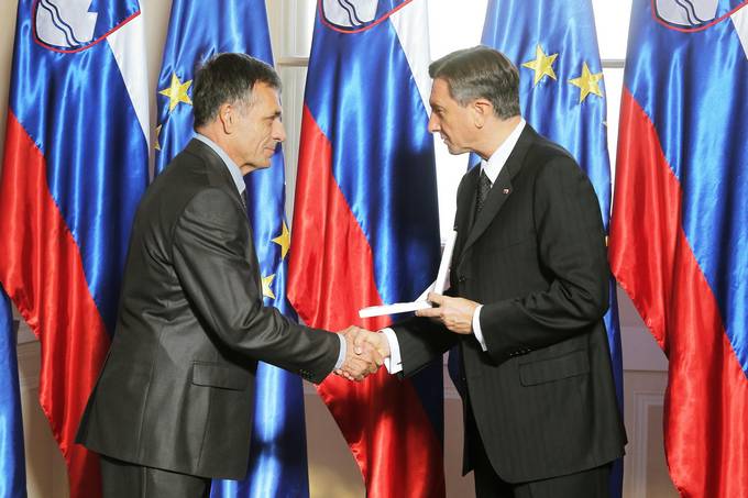 Predsednik Republike Slovenije Borut Pahor je na slovesnosti v Predsedniki palai vroil dravno odlikovanje srebrni red za zasluge Vladimirju Makucu za izjemen opus in neumorno iskrenost izvirnega ustvarjalnega izraza. Odlikovanje je v imenu odlikovanca prevzel sin Vlado Makuc.