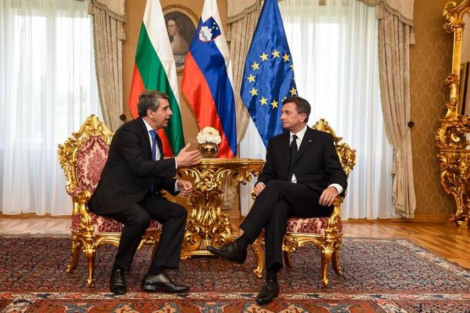 Predsednik Republike Slovenije Borut Pahor in predsednik Republike Bolgarije Rosen Plevneliev v pogovoru na tiri oi