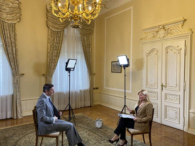 Pogovor predsednika Pahorja za oddajo Politino s Tanjo Gobec