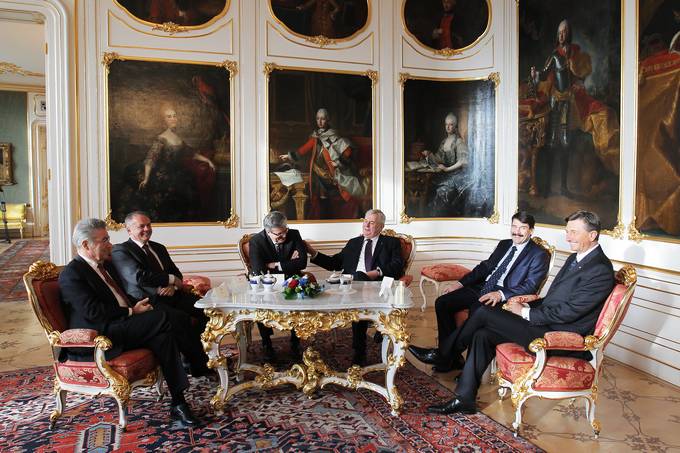 Predsednik republike Borut Pahor se danes in jutri na povabilo predsednika eke republike Miloa Zemana udeleuje vrha predsednikov estih srednjeevropskih drav - viegrajske etverice (eka, Slovaka, Madarska in Poljska) ter Slovenije in Avstrije v Pragi.