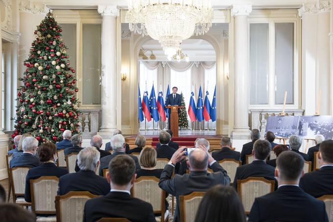 Predsednik Republike Slovenije Borut Pahor je na predveer 30. obletnice sprejetja Ustave Republike Slovenije v Predsedniki palai priredil posebno slovesnost