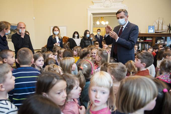 Predsednik Pahor ob mednarodnem dnevu knjig za otroke v Predsedniki palai otrokom priredil ivahen sprejem, posveen Eli Peroci in njeni Muci Copatarici