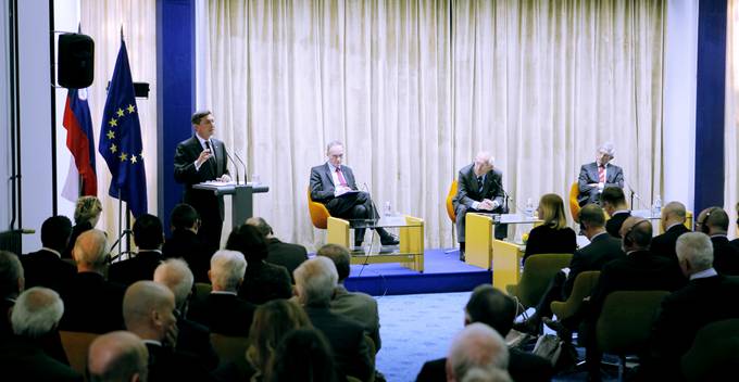 Predsednik republike Borut Pahor je danes v Mednarodnem centru za promocijo podjetij ICPE na povabilo Kluba slovenskih veleposlanikov, Slovenskega drutva za mednarodne odnose in Mednarodnega centra za promocijo podjetij ICPE spregovoril na temo "Usmeritve slovenske zunanje politike"