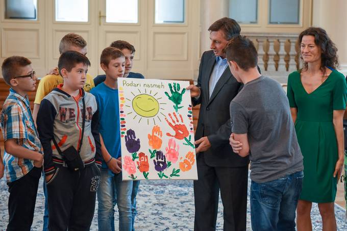 Predsednik republike je danes sprejel otroke iz ruralnega podroja Srebrenice in Bratunca iz Bosne in Hercegovine. Otroci se udeleujejo humanitarno-razvojnega projekta "Podari nasmeh", ki ga vodi Zavod Krog.
