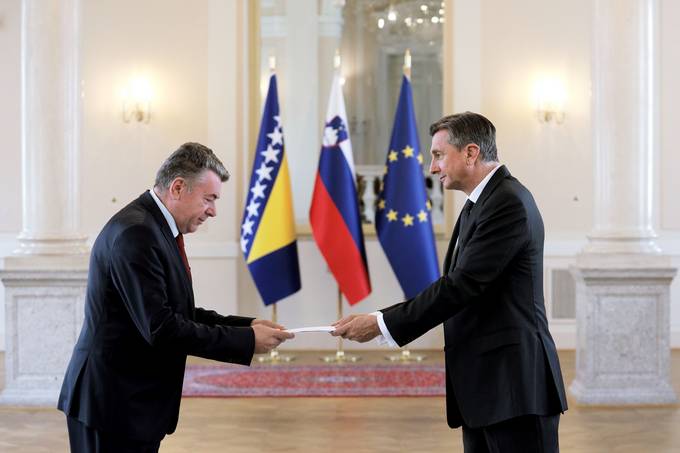 Novoimenovani izredni in pooblaeni veleposlanik Bosne in Hercegovine Milorad ivkovi je predsedniku Republike Slovenije Borutu Pahorju predal poverilno pismo