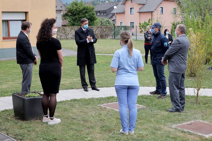 Predsednik Pahor obiskal stanovalce in zaposlene v DSO Naklo, ki so skupaj uspeno prepreili iritev virusa v domu