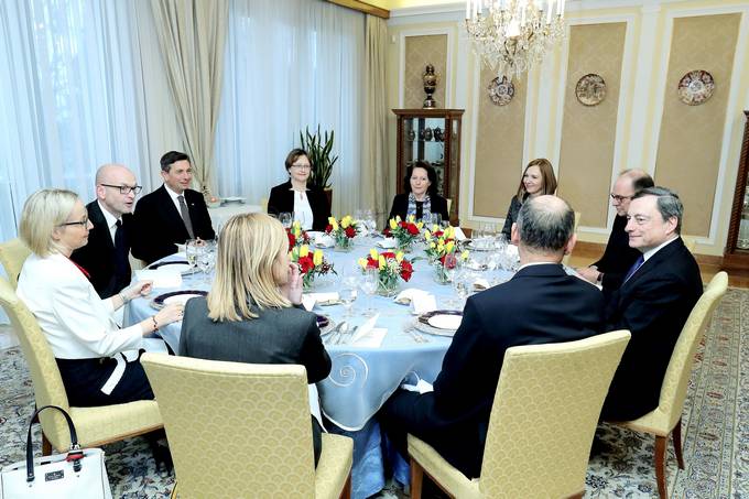 Predsednik Republike Slovenije Borut Pahor se je udeleil osrednje prireditve ob 10. obletnici uvedbe evra v Republiki Sloveniji, ki jo prireja Banka Slovenije. Predsednik republike bo na prireditvi astni govornik. Predsednik republike je priredil tudi sveano kosilo, ki so se ga udeleili: predsednik ECB Mario Draghi, guverner Banke Slovenije dr. Botjan Jazbec, ministrica za finance mag. Mateja Vraniar Erman, predsednik Vlade Republike Slovenije v asu prevzema evra Janez Jana in guverner Banke Slovenije v asu prevzema evra mag. Mitja Gaspari.