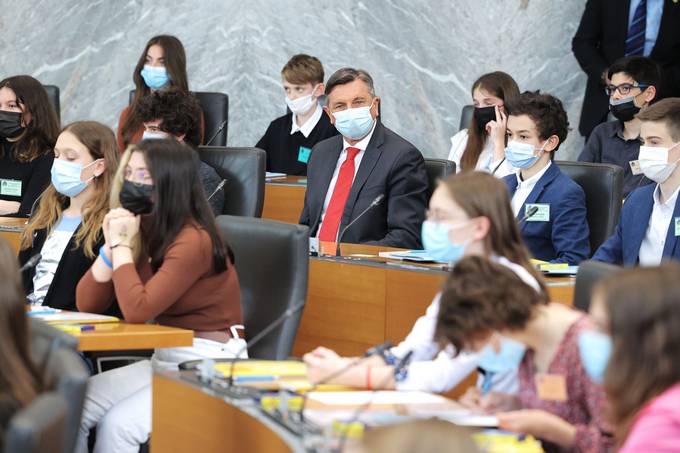 Predsednik Republike Slovenije Borut Pahor se je danes tradicionalno udeleil 32. zasedanja nacionalnega otrokega parlamenta, ki ga v Dravnem zboru vsako leto prireja Zveza prijateljev mladine Slovenije (ZPMS)
