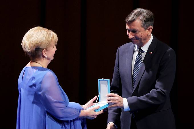 Predsednik Republike Slovenije Borut Pahor je Zdravniki zbornici Slovenije vroil dravno odlikovanje red za zasluge