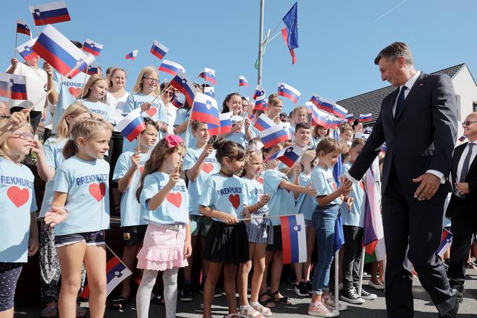 Predsednik republike se je udeleil osrednje prireditve obine renovci v poastitev 100. obletnice zdruitve prekmurskih Slovencev z matinim narodom, kjer je tradicionalno poloil venec pred spomenikom Joefa Klekla