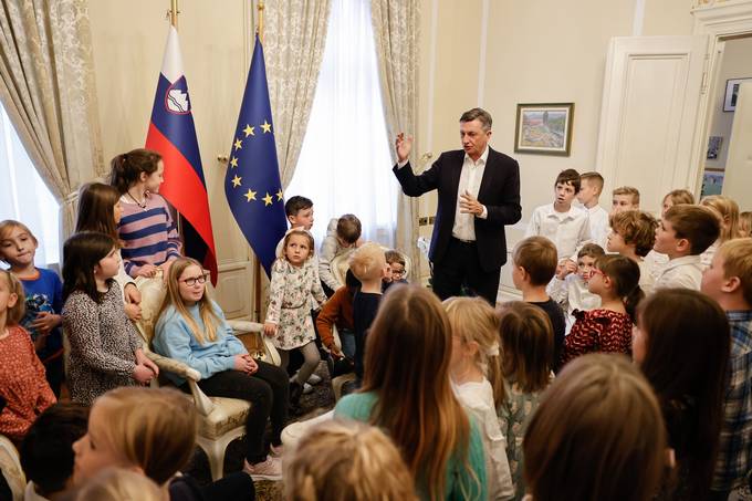 V nadaljevanju je predsednik Pahor otroke iz Tepanja popeljal skozi prostore Predsednike palae, vse od Zlatega salona do otrokega kotika, svoje pisarne in razstavljenih protokolarnih daril