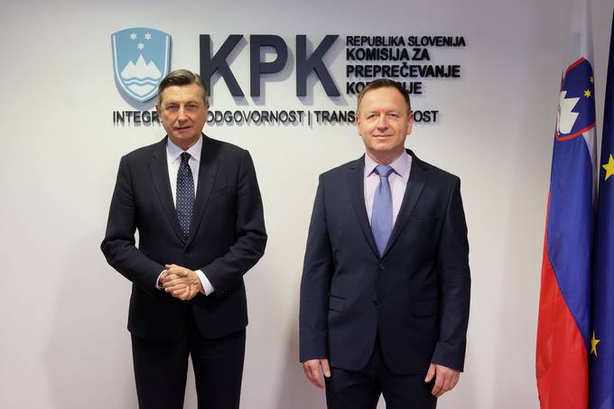 Predsednik Republike Slovenije Borut Pahor je danes obiskal zaposlene na Komisiji za prepreevanje korupcije. Sprejel ga je predsednik komisije dr. Robert umi, ki ga je predsednik Pahor na ta poloaj imenoval februarja 2020.