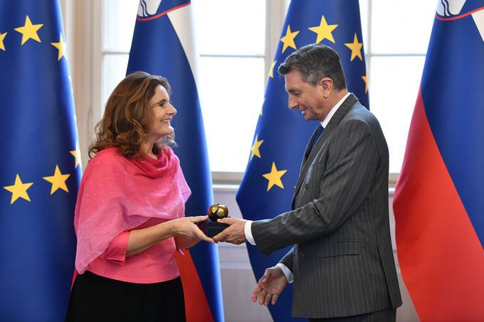 Predsednik Pahor je vroil priznanja Jabolko navdiha drutvu Palica Pomagalica in dobrodelni kratki, Jaki Krebsu, Mihi Deelaku in drutvu Rdei noski