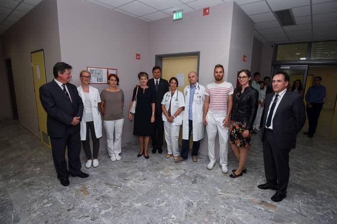 Predsednica vicarske konfederacije Simonetta Sommaruga in predsednik Republike Slovenije Borut Pahor sta obiskala UKC Maribor, kjer bo do konca leta nameena nova radioterapevtska naprava, financirana s vicarskim kohezijskim prispevkom