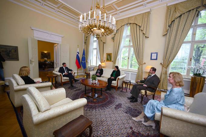 Predsednik Republike Slovenije Borut Pahor je danes na posebni prireditvi v Veliki dvorani Predsednike palae sprejel begunce iz Ukrajine, ki so zatoie pred vojno nali v Sloveniji