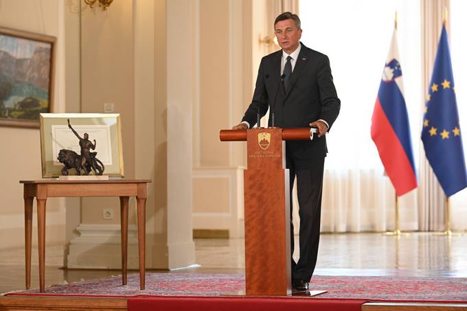 Predsednik Pahor prejel veliko nagrado Joeta Plenika 2022, ki mu jo je podelila Uprava Prakega gradu
