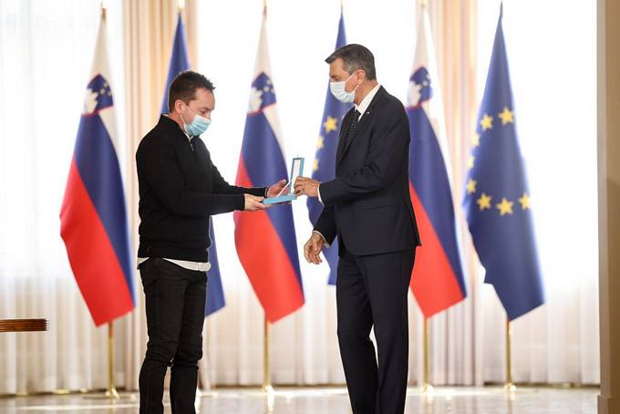 Predsednik Republike Slovenije Borut Pahor na posebni slovesnosti v Predsedniki palai vroil dravna odlikovanja