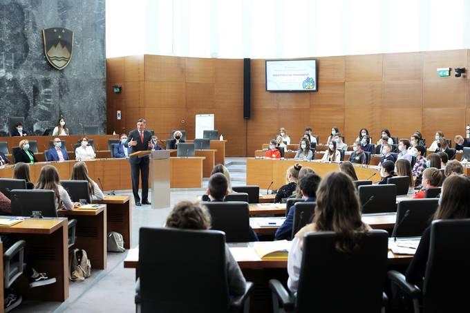 Predsednik Republike Slovenije Borut Pahor se je danes tradicionalno udeleil 32. zasedanja nacionalnega otrokega parlamenta, ki ga v Dravnem zboru vsako leto prireja Zveza prijateljev mladine Slovenije (ZPMS)