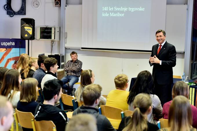Na povabilo dijakov in zaposlenih Srednje trgovske ole Maribor in ob praznovanju 140. obletnice te ole je imel predsednik Pahor z dijaki pogovor o njihovih ambicijah, ustvarjalnosti, poteh poklicnega razvoja in upanju za prihodnost.