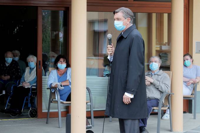 Predsednik Pahor obiskal stanovalce in zaposlene v DSO Naklo, ki so skupaj uspeno prepreili iritev virusa v domu