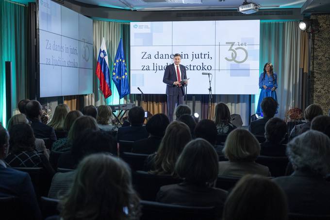 Predsednik Republike Slovenije Borut Pahor se je udeleil slavnostne akademije ob 30-letnici delovanja Lekarnike zbornice Slovenije