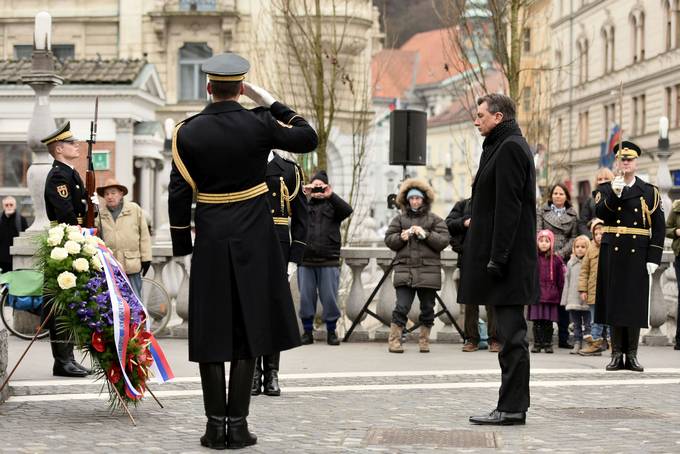 Predsednik Republike Slovenije Borut Pahor je poloil venec pred Preernovim spomenikom v Ljubljani