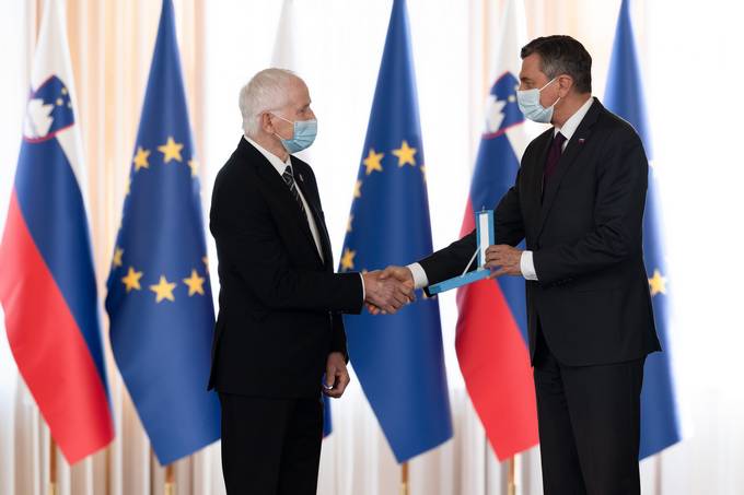 Predsednik Republike Slovenije Borut Pahor je na posebni slovesnosti v Predsedniki palai vroil dravno odlikovanje red za zasluge Franciju Feltrinu za zasluge pri povezovanju Slovencev v izseljenstvu in za pomo rojakom pri vraanju v domovino