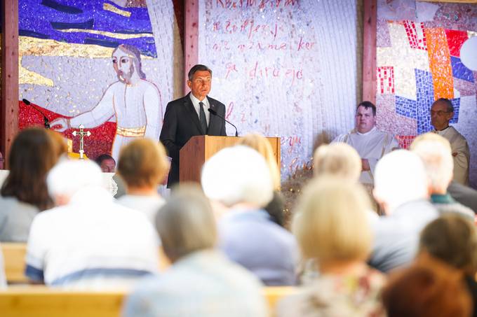 Predsednik republike se je udeleil spominske slovesnosti v Koevskem Rogu in poloil venec k spomeniku rtvam NOB v gozdu Smreje pri Turjaku