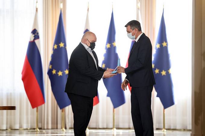 Predsednik Republike Slovenije Borut Pahor na posebni slovesnosti v Predsedniki palai vroil dravna odlikovanja