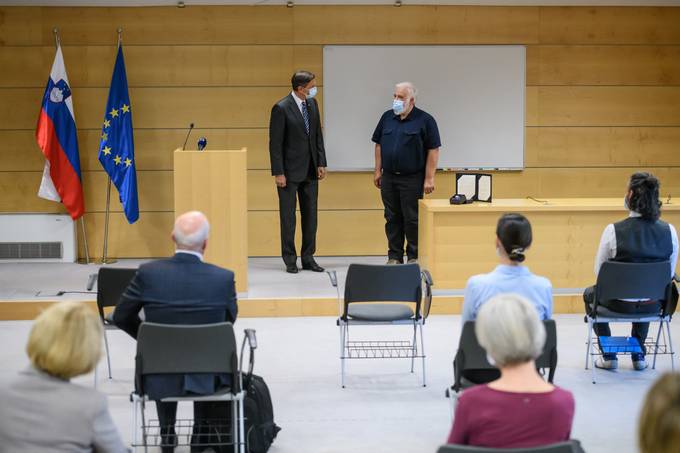 Predsednik republike Slovenije Borut Pahor je obiskal Nacionalni intitut za javno zdravje - NIJZ in zaposlenim vroil repliko Jabolka navdiha