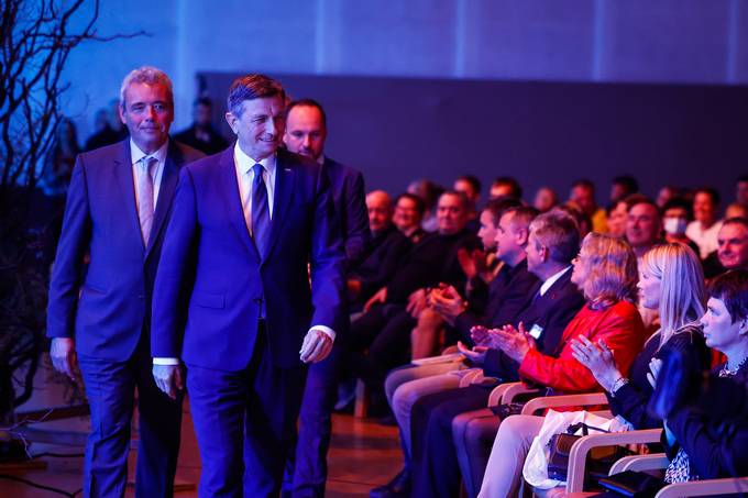 Predsednik Republike Slovenije Borut Pahor se je danes zveer na povabilo upanov obin Miren-Kostanjevica, Rene-Vogrsko in Komen udeleil dobrodelnega koncerta Skupaj za Kras