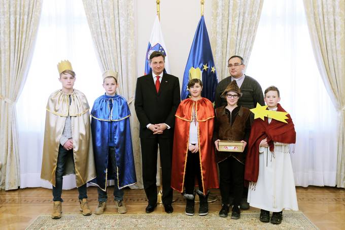 Predsednik Republike Slovenije Borut Pahor je sprejel skupino kolednikov iz upnije Ljubno ob Savinji in predstavnike Misijonskega sredia Slovenije