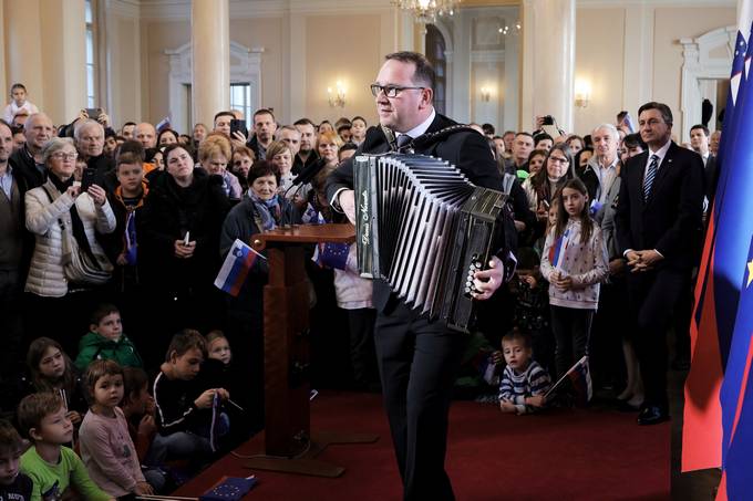 V Predsedniki palai dan odprtih vrat ob dnevu samostojnosti in enotnosti