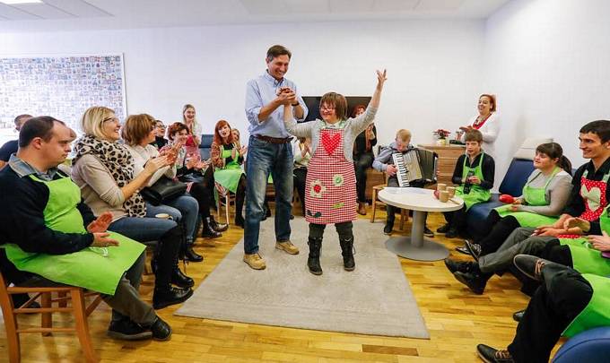 Predsednik republike tradicionalno z otroki pekel boino pecivo "Otroci za otroke"